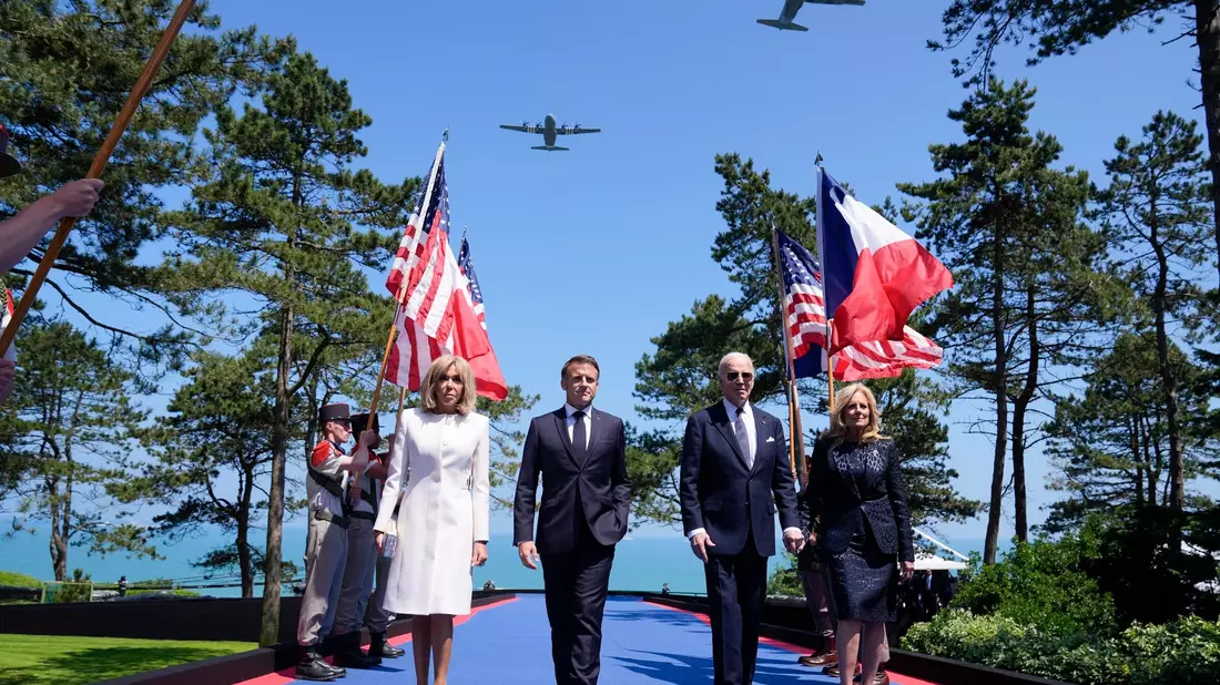 Der französische Präsident Emmanuel Macron und US-Präsident Joe Biden danken mit ihren Reden in der Normandie den alliierten Soldaten für ihren Einsatz im Zweiten Weltkrieg. - Bild: Evan Vucci/AP/dpa