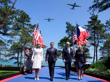 Der französische Präsident Emmanuel Macron und US-Präsident Joe Biden danken mit ihren Reden in der Normandie den alliierten Soldaten für ihren Einsatz im Zweiten Weltkrieg. - Foto: Evan Vucci/AP/dpa