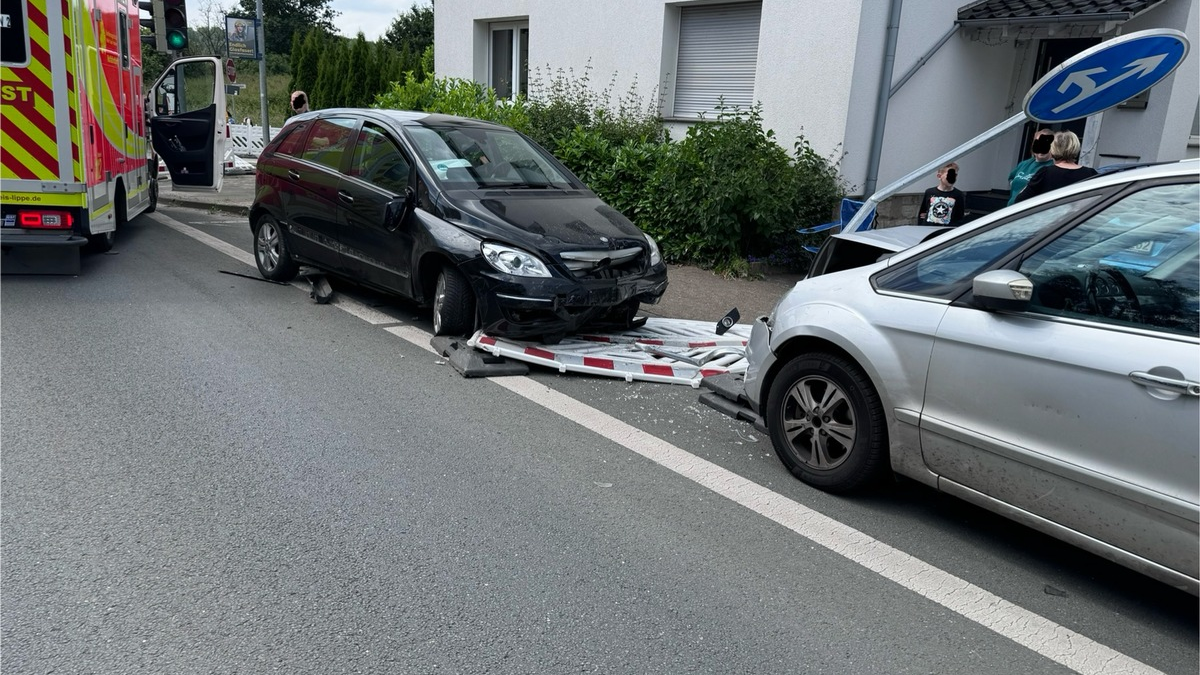 FW Lage: MANV10 - PKW in Personengruppe / Lage, Bielefelder Str. - 06.06.2024 - 14:16 Uhr - Foto: presseportal.de