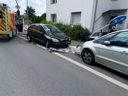 FW Lage: MANV10 - PKW in Personengruppe / Lage, Bielefelder Str. - 06.06.2024 - 14:16 Uhr - Foto: presseportal.de