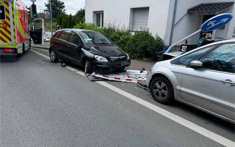 FW Lage: MANV10 - PKW in Personengruppe / Lage, Bielefelder Str. - 06.06.2024 - 14:16 Uhr - Foto: presseportal.de