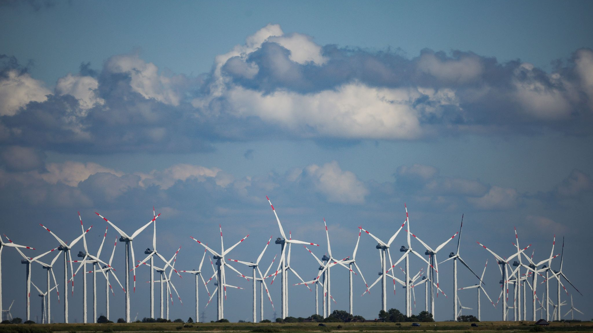 Windräder sich in einem Windpark an der Nordsee bei Bordelum. - Foto: Christian Charisius/dpa