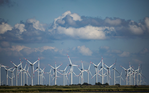 Windräder sich in einem Windpark an der Nordsee bei Bordelum. - Foto: Christian Charisius/dpa