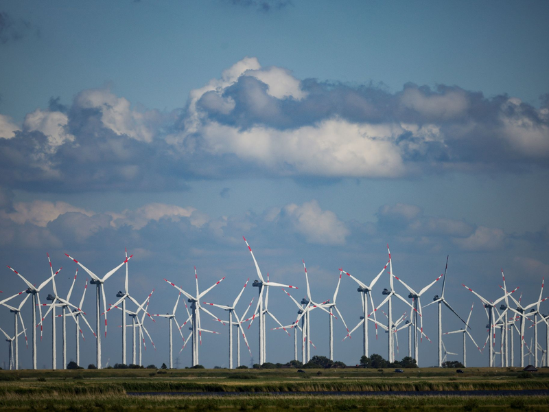 Windräder sich in einem Windpark an der Nordsee bei Bordelum. - Foto: Christian Charisius/dpa