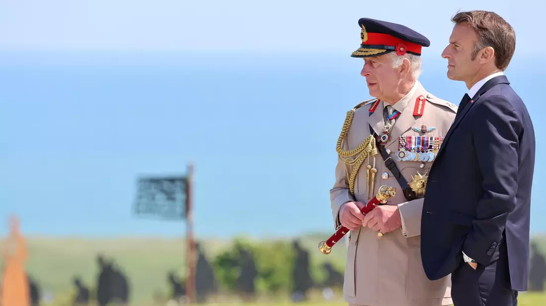 Gemeinsam stehen der britische König Charles III. und der französische Präsident Emmanuel Macron an der Atlantikküste in der Normandie. Am 6. Juni 1944 landeten hier die Soldaten der Alliierten. - Bild: Chris Jackson/PA Wire/dpa