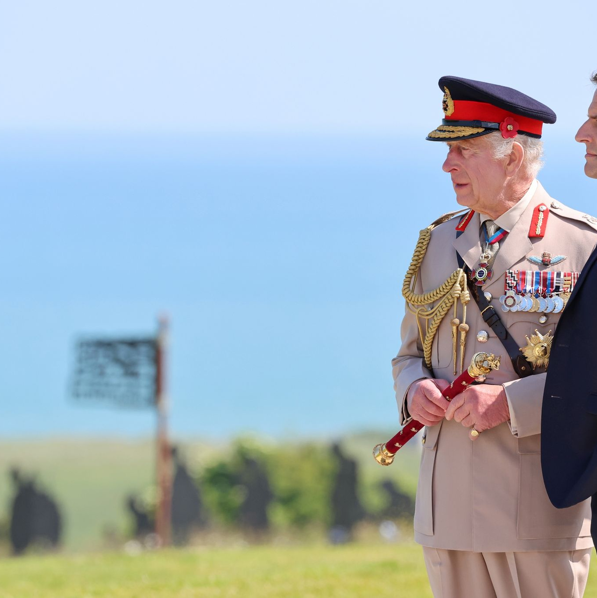 Gemeinsam stehen der britische König Charles III. und der französische Präsident Emmanuel Macron an der Atlantikküste in der Normandie. Am 6. Juni 1944 landeten hier die Soldaten der Alliierten. - Foto: Chris Jackson/PA Wire/dpa