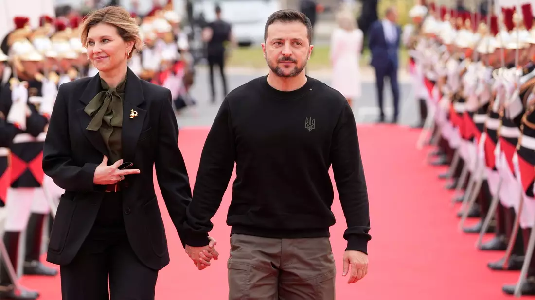 Der ukrainische Präsident Wolodymyr Selenskyj kam zusammen mit seiner Frau Olena Selenska zur offiziellen internationalen Zeremonie des 80. Jahrestags des D-Day am Omaha Beach in der Normandie. - Bild: Virginia Mayo/AP/dpa