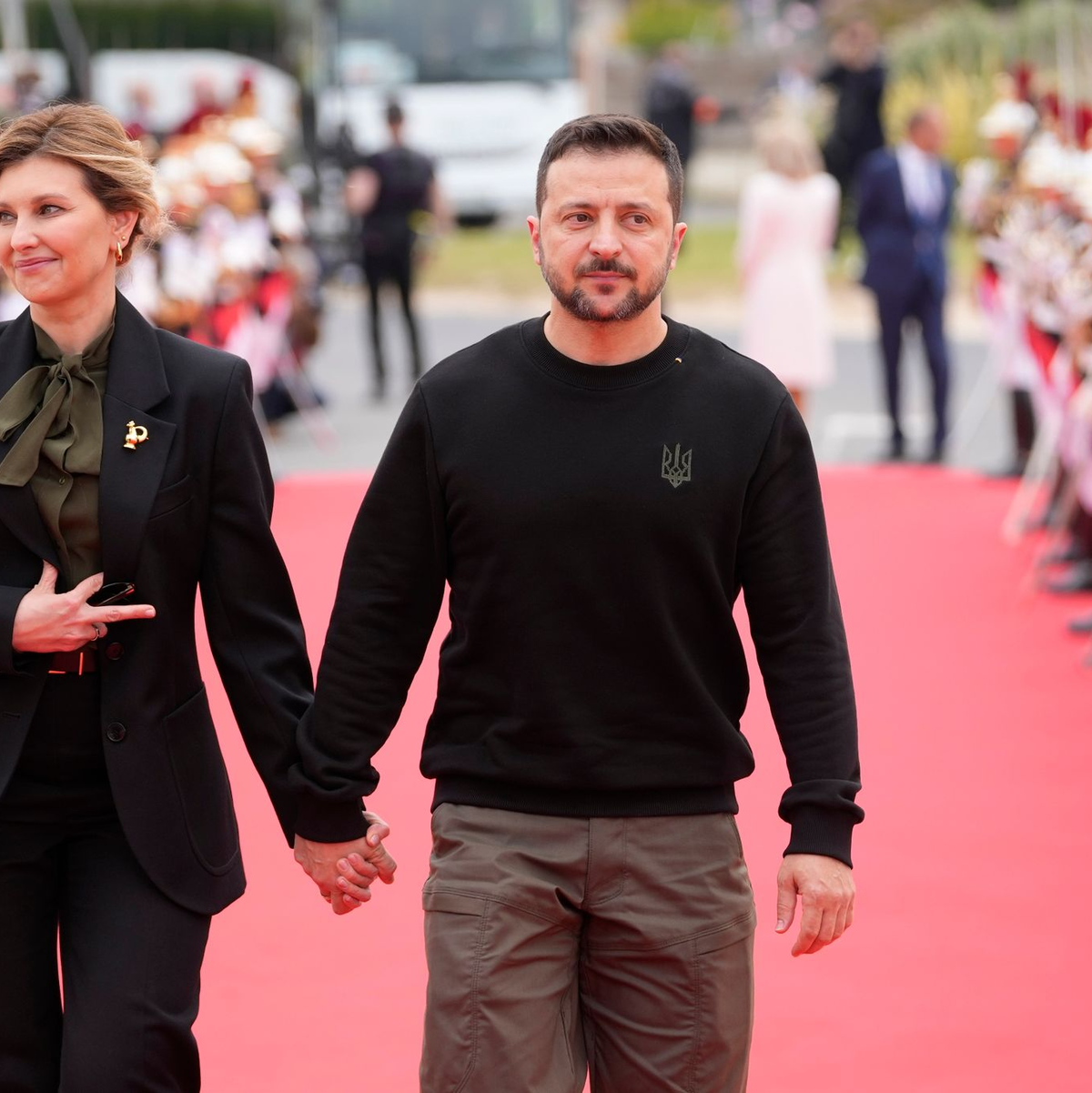 Der ukrainische Präsident Wolodymyr Selenskyj kam zusammen mit seiner Frau Olena Selenska zur offiziellen internationalen Zeremonie des 80. Jahrestags des D-Day am Omaha Beach in der Normandie. - Foto: Virginia Mayo/AP/dpa