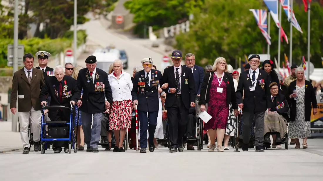 80 Jahre später: Mit einer Parade feiern Veterenanen den D-Day am 6. Juni 1944 in Arrochmanches in der Normandie. - Bild: Aaron Chown/PA Wire/dpa
