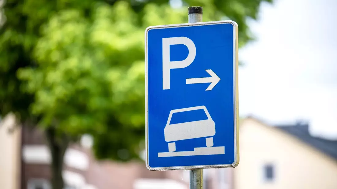 Aufgesetztes Parken auf Bürgersteigen wird in einigen Städten auch ohne Erlaubnis geduldet. - Bild: Sina Schuldt/dpa