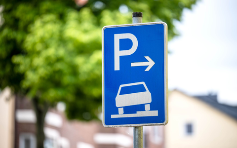 Aufgesetztes Parken auf Bürgersteigen wird in einigen Städten auch ohne Erlaubnis geduldet. - Foto: Sina Schuldt/dpa