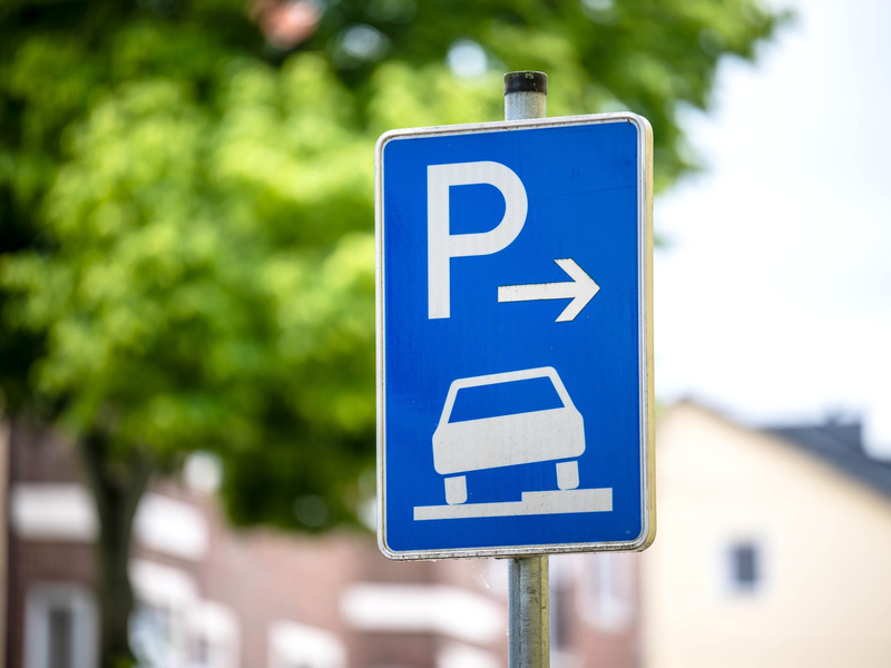 Aufgesetztes Parken auf Bürgersteigen wird in einigen Städten auch ohne Erlaubnis geduldet. - Foto: Sina Schuldt/dpa