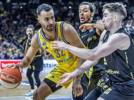 Die Albatrosse um Weltmeister Johannes Thiemann (l) holten in Spiel fünf gegen Chemnitz den Sieg. - Foto: Andreas Gora/dpa