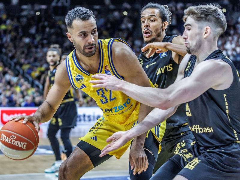 Die Albatrosse um Weltmeister Johannes Thiemann (l) holten in Spiel fünf gegen Chemnitz den Sieg. - Foto: Andreas Gora/dpa