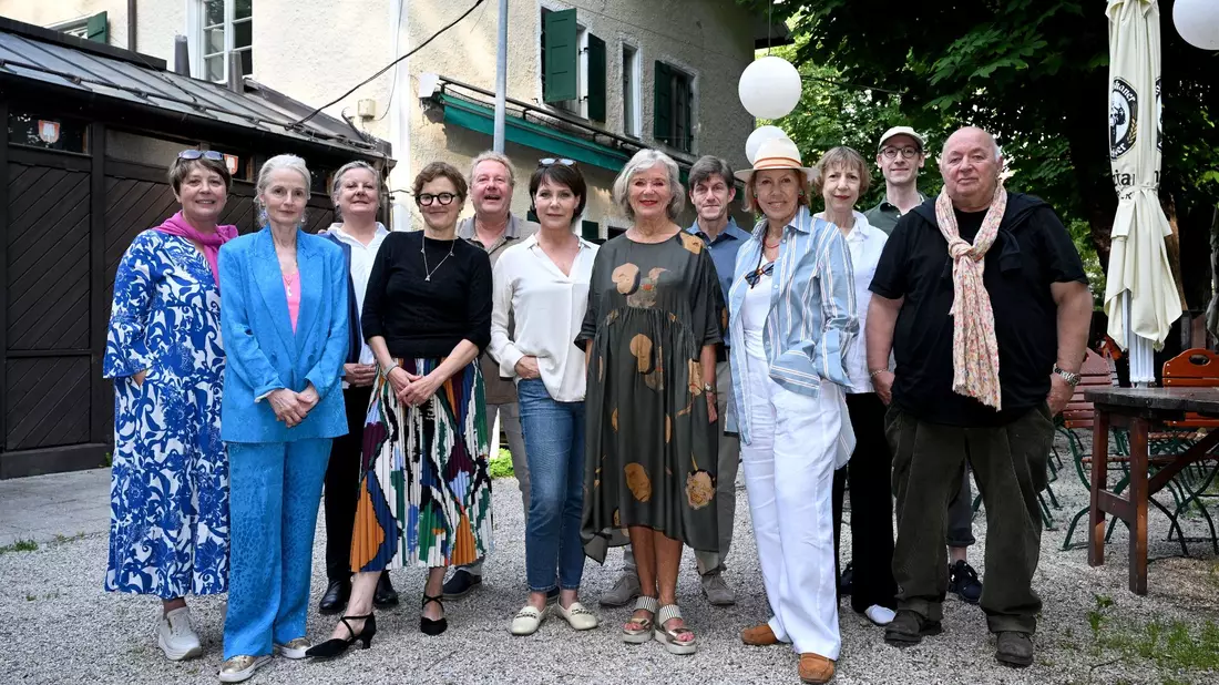 Cast und Crew der Serie «Um Himmels Willen» kamen noch einmal in München zusammen. - Bild: Felix Hörhager/dpa