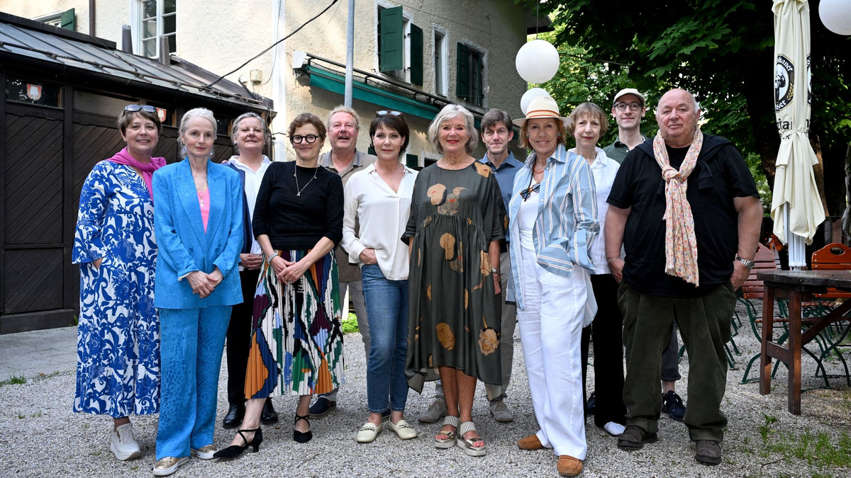 Cast und Crew der Serie «Um Himmels Willen» kamen noch einmal in München zusammen. - Foto: Felix Hörhager/dpa