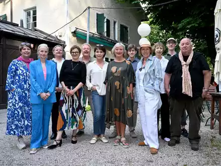 Cast und Crew der Serie «Um Himmels Willen» kamen noch einmal in München zusammen. - Foto: Felix Hörhager/dpa