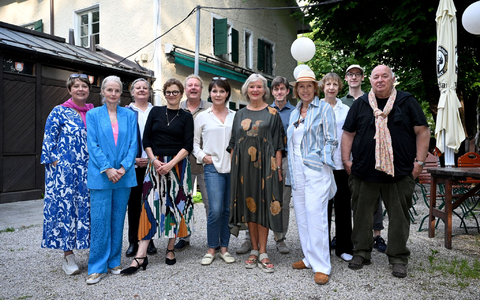 Cast und Crew der Serie «Um Himmels Willen» kamen noch einmal in München zusammen. - Foto: Felix Hörhager/dpa