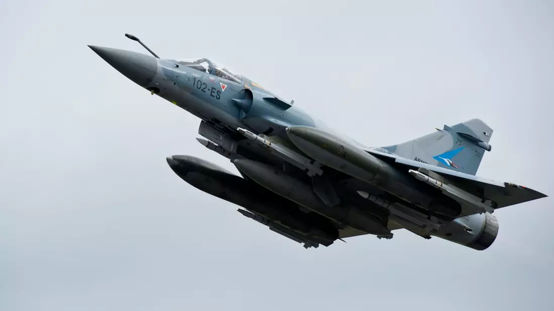 Sie sollen das ukrainische Militär unterstüzten: Französische Jets vom Typ Mirage 2000-5. - Bild: Anthony Jeuland/dpa