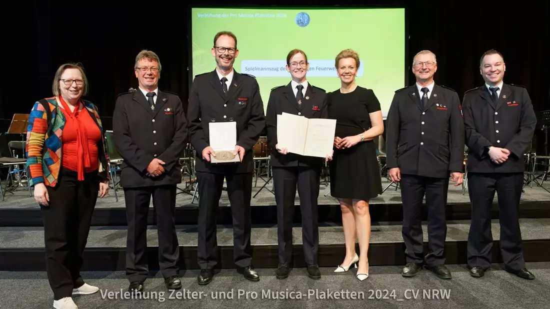 FW Rheurdt: Spielmannszug der Freiwilligen Feuerwehr Rheurdt mit der PRO MUSICA-Plakette ausgezeichnet - Bild: presseportal.de