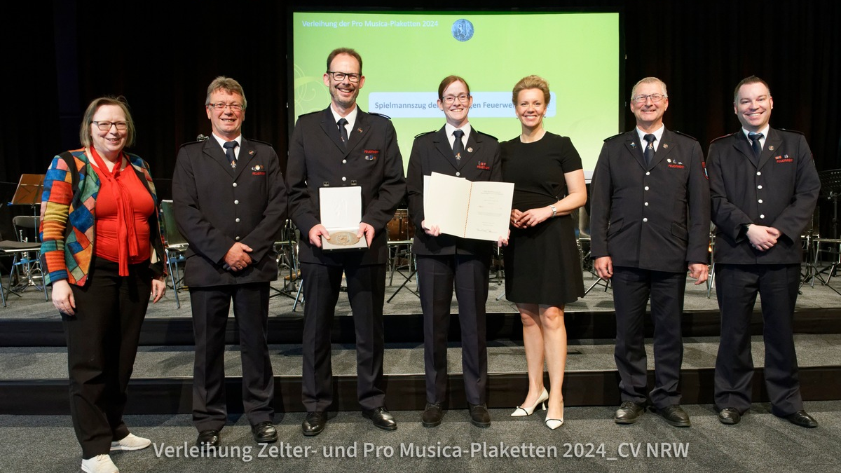 FW Rheurdt: Spielmannszug der Freiwilligen Feuerwehr Rheurdt mit der PRO MUSICA-Plakette ausgezeichnet - Foto: presseportal.de