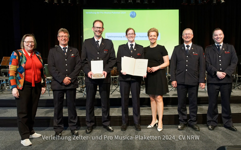 FW Rheurdt: Spielmannszug der Freiwilligen Feuerwehr Rheurdt mit der PRO MUSICA-Plakette ausgezeichnet - Foto: presseportal.de