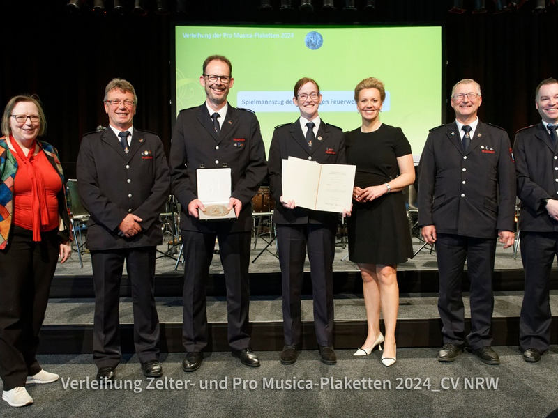FW Rheurdt: Spielmannszug der Freiwilligen Feuerwehr Rheurdt mit der PRO MUSICA-Plakette ausgezeichnet - Foto: presseportal.de