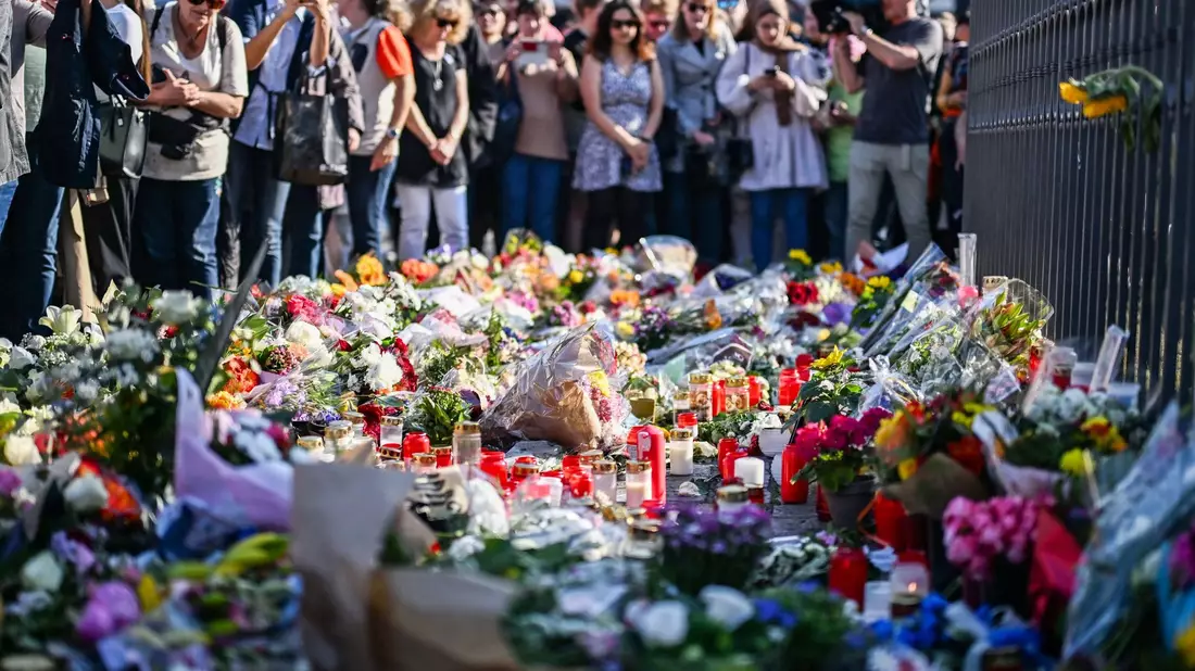 Unter dem Motto «Mannheim hält zusammen», die anlässlich einer Messerattacke stattfindet bei der ein Polizist getötet wurde, trauerte  man zuletzt in unmittelbarer Nähe des Tatorts. - Bild: Uli Deck/dpa
