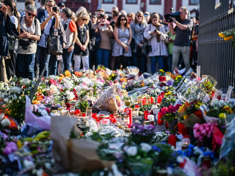 Unter dem Motto «Mannheim hält zusammen», die anlässlich einer Messerattacke stattfindet bei der ein Polizist getötet wurde, trauerte man zuletzt in unmittelbarer Nähe des Tatorts. - Foto: Uli Deck/dpa