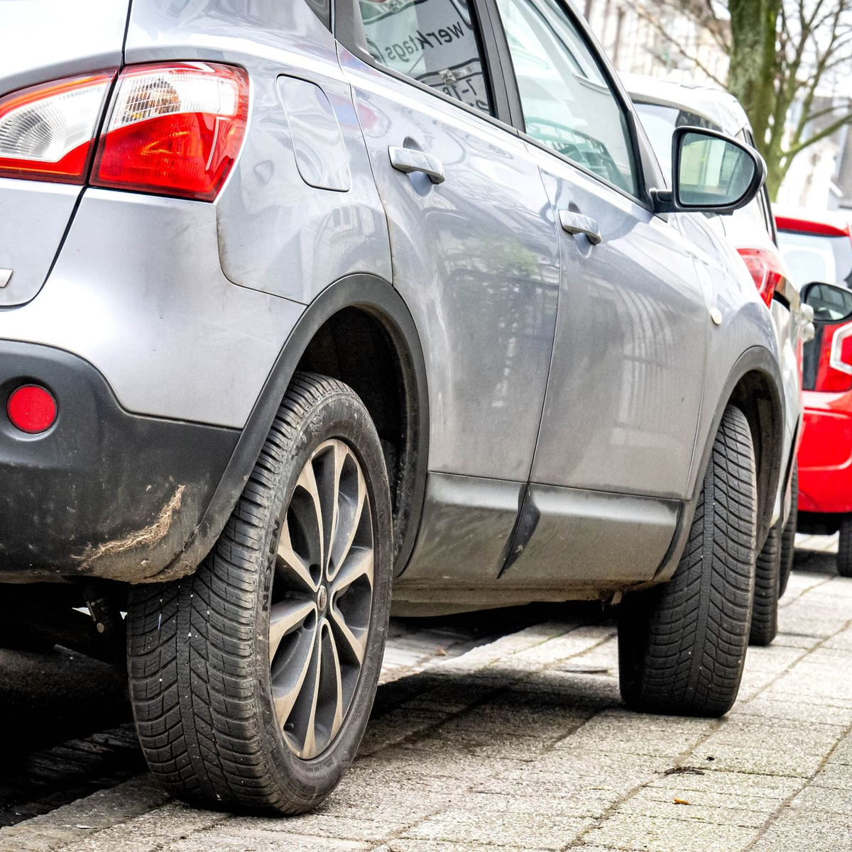Über das sogenannte aufgesetzte Parken mit zwei Rädern auf dem Bürgersteig wird in Städten wie Bremen seit Jahren gestritten. - Foto: Sina Schuldt/dpa