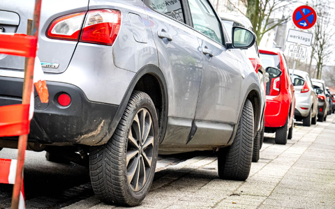 Über das sogenannte aufgesetzte Parken mit zwei Rädern auf dem Bürgersteig wird in Städten wie Bremen seit Jahren gestritten. - Foto: Sina Schuldt/dpa