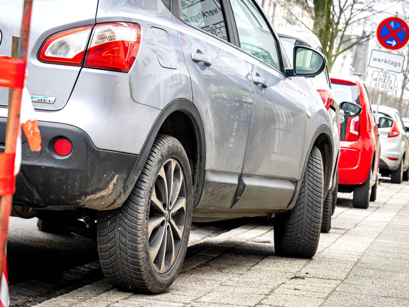 Über das sogenannte aufgesetzte Parken mit zwei Rädern auf dem Bürgersteig wird in Städten wie Bremen seit Jahren gestritten. - Foto: Sina Schuldt/dpa