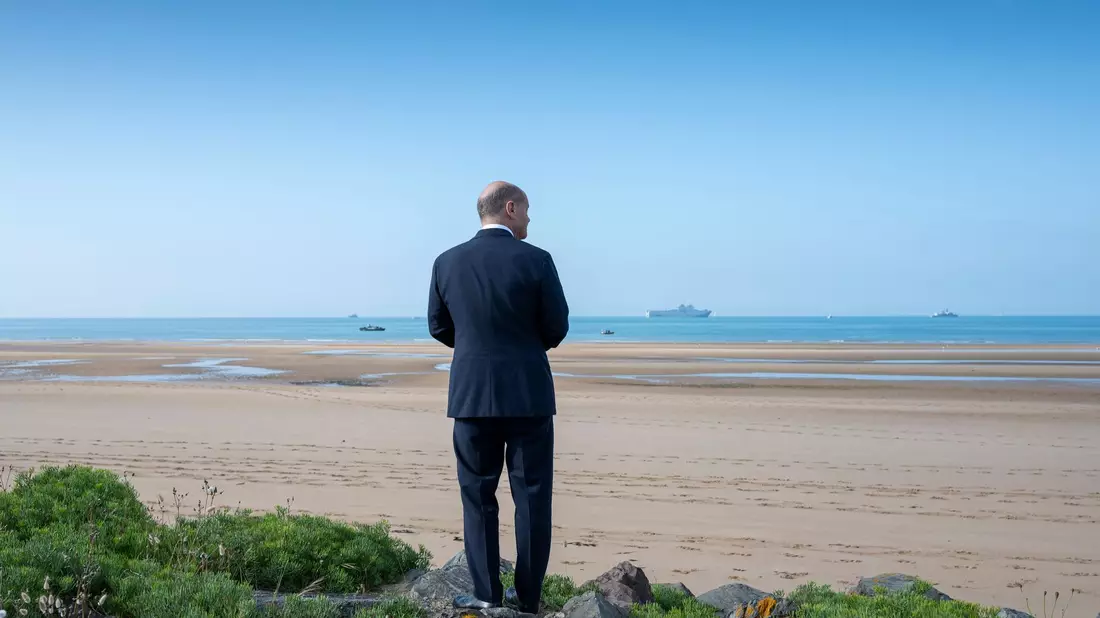 Bundeskanzler Olaf Scholz (SPD) nach der internationalen Gedenkveranstaltung am Omaha Beach zum 80. Jahrestag des D-Day: Frankreichs Präsident Emmanuel Macron kündigte zudem an, der Ukraine weitere Kampfjets zu überlassen. - Bild: Guido Bergmann/Bundespresseamt/dpa