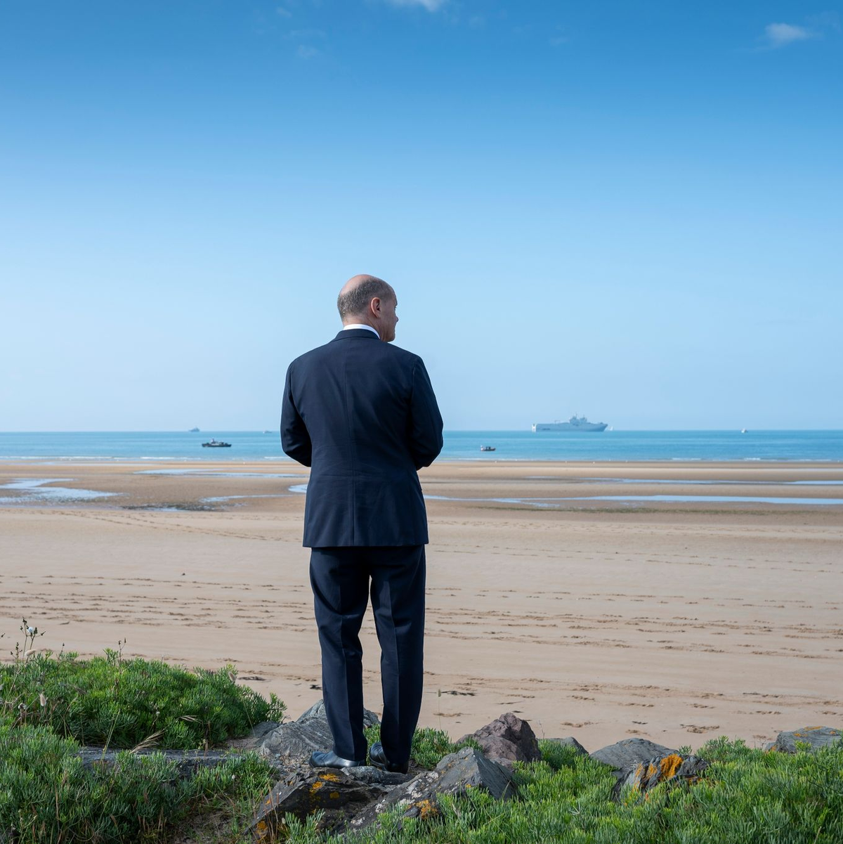 Bundeskanzler Olaf Scholz (SPD) nach der internationalen Gedenkveranstaltung am Omaha Beach zum 80. Jahrestag des D-Day: Frankreichs Präsident Emmanuel Macron kündigte zudem an, der Ukraine weitere Kampfjets zu überlassen. - Foto: Guido Bergmann/Bundespresseamt/dpa