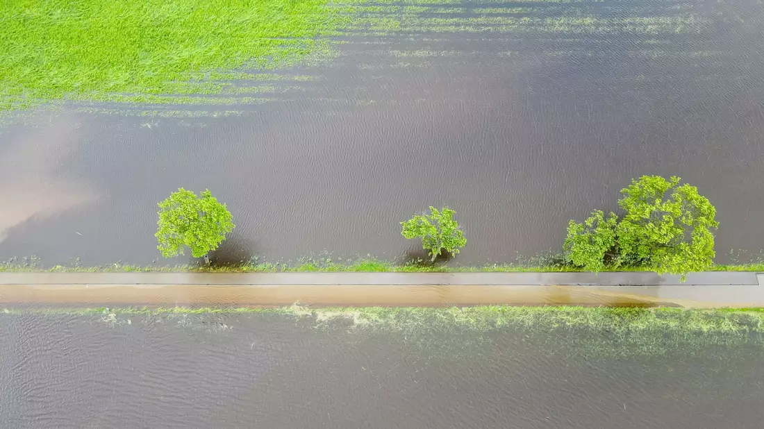 Ganze Wiesen und Felder sind nach den anhaltenden Regenfällen überschwemmt. Das hat auch Folgen für die Landwirtschaft. - Bild: Marius Bulling/onw-images/dpa
