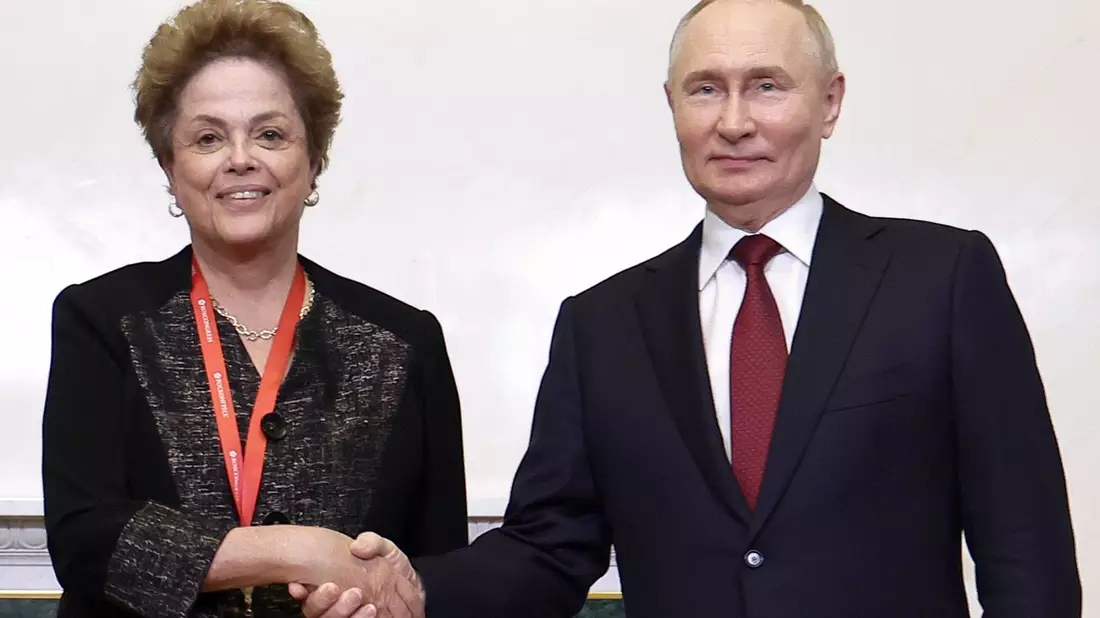 Russlands Präsident Wladimir Putin (r) und die ehemalige brasilianische Präsidentin Dilma Rousseff: Die russischen Behörden nutzen das Forum als Schaufenster, um die Entwicklung des Landes zu präsentieren und Investoren anzulocken. - Bild: Vladimir Smirnov/Pool Sputnik Kremlin/AP/dpa
