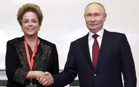 Russlands Präsident Wladimir Putin (r) und die ehemalige brasilianische Präsidentin Dilma Rousseff: Die russischen Behörden nutzen das Forum als Schaufenster, um die Entwicklung des Landes zu präsentieren und Investoren anzulocken. - Foto: Vladimir Smirnov/Pool Sputnik Kremlin/AP/dpa Russlands Präsident Wladimir Putin (r) und die ehemalige brasilianische Präsidentin Dilma Rousseff: Die russischen Behörden nutzen das Forum als Schaufenster, um die Entwicklung des Landes zu präsentieren und Investoren anzulocken. - Foto: Vladimir Smirnov/Pool Sputnik Kremlin/AP/dpa