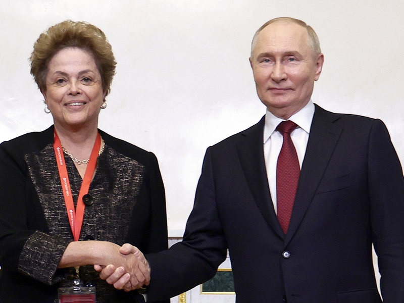 Russlands Präsident Wladimir Putin (r) und die ehemalige brasilianische Präsidentin Dilma Rousseff: Die russischen Behörden nutzen das Forum als Schaufenster, um die Entwicklung des Landes zu präsentieren und Investoren anzulocken. - Foto: Vladimir Smirnov/Pool Sputnik Kremlin/AP/dpa