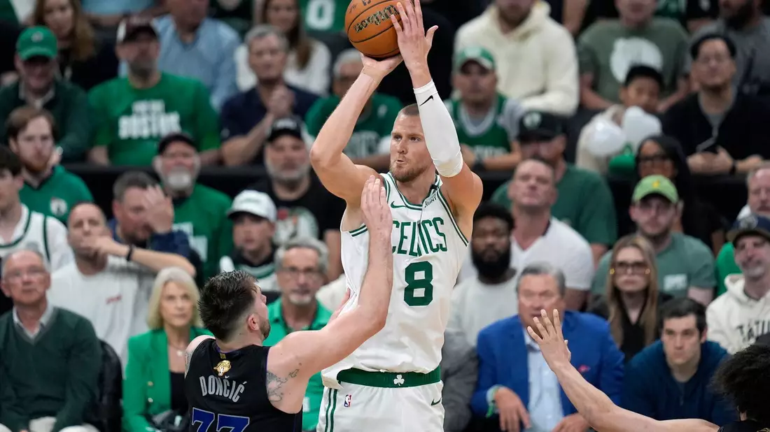 Kristaps Porzingis beendete den Abend mit 20 Punkten. - Bild: Charles Krupa/AP/dpa