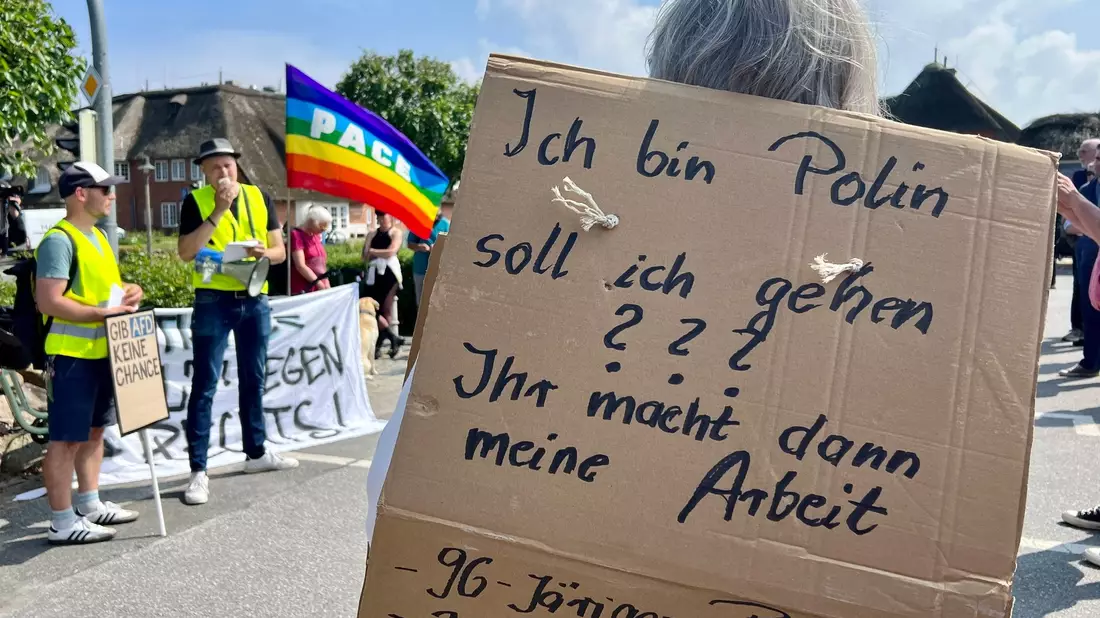 «Ich bin Polin, soll ich gehen ??? Ihr macht dann meine Arbeit»:
Eine Frau während einer Mahnwache gegen rechts in Kampen. - Bild: Lea Sarah Albert/dpa