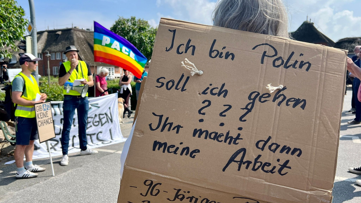 «Ich bin Polin, soll ich gehen ??? Ihr macht dann meine Arbeit»:
Eine Frau während einer Mahnwache gegen rechts in Kampen. - Foto: Lea Sarah Albert/dpa