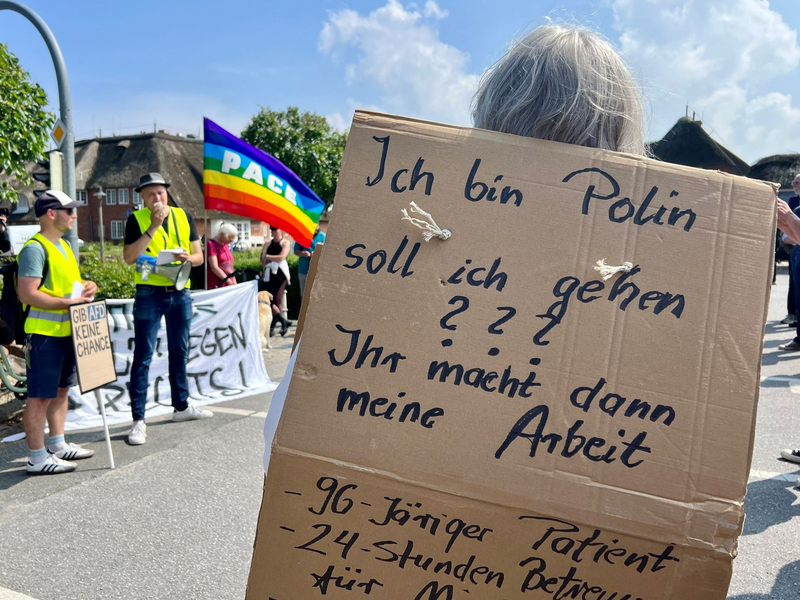 «Ich bin Polin, soll ich gehen ??? Ihr macht dann meine Arbeit»:
Eine Frau während einer Mahnwache gegen rechts in Kampen. - Foto: Lea Sarah Albert/dpa