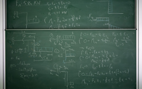 In zwei viereinhalbstündigen Klausuren müssen die Mathetalente zeigen, dass sie auch die kniffligsten Aufgaben lösen können. - Foto: Soeren Stache/dpa-Zentralbild/dpa