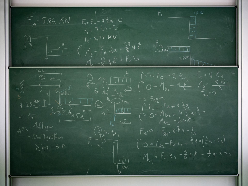 In zwei viereinhalbstündigen Klausuren müssen die Mathetalente zeigen, dass sie auch die kniffligsten Aufgaben lösen können. - Foto: Soeren Stache/dpa-Zentralbild/dpa