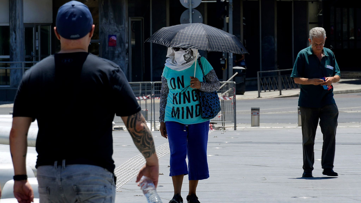 Menschen in Nikosia: Seit Tagen leidet die Insel Zypern unter extremer Hitze. - Foto: Petros Karadjias/AP