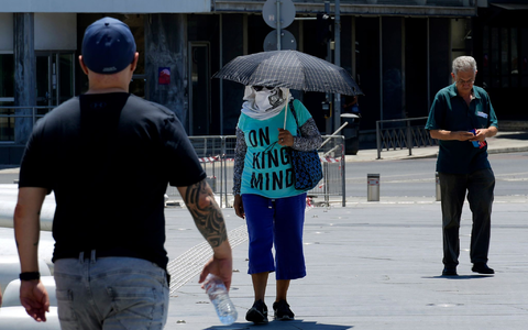 Menschen in Nikosia: Seit Tagen leidet die Insel Zypern unter extremer Hitze. - Foto: Petros Karadjias/AP