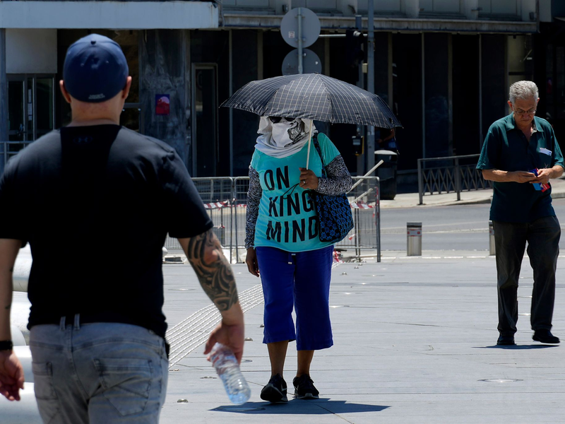 Menschen in Nikosia: Seit Tagen leidet die Insel Zypern unter extremer Hitze. - Foto: Petros Karadjias/AP