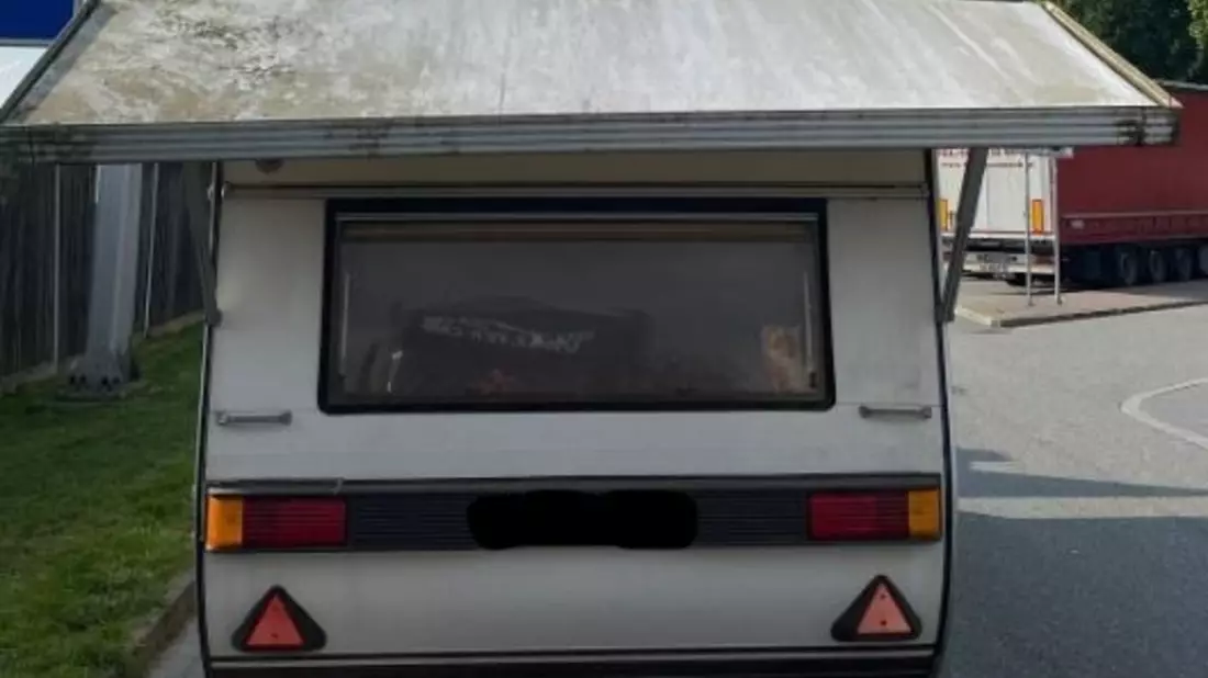 POL-SE: Schackendorf - Wohnanhänger mit 3,05 m Breite auf der Autobahn unterwegs - Bild: presseportal.de