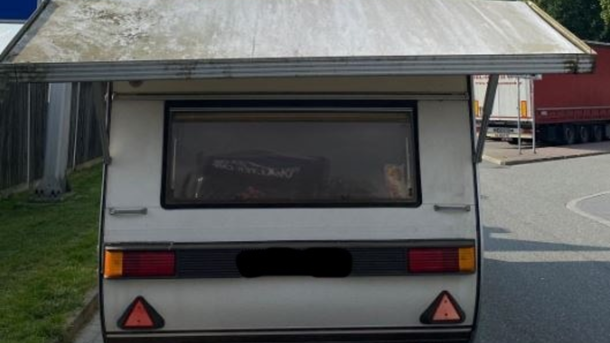 POL-SE: Schackendorf - Wohnanhänger mit 3,05 m Breite auf der Autobahn unterwegs - Foto: presseportal.de