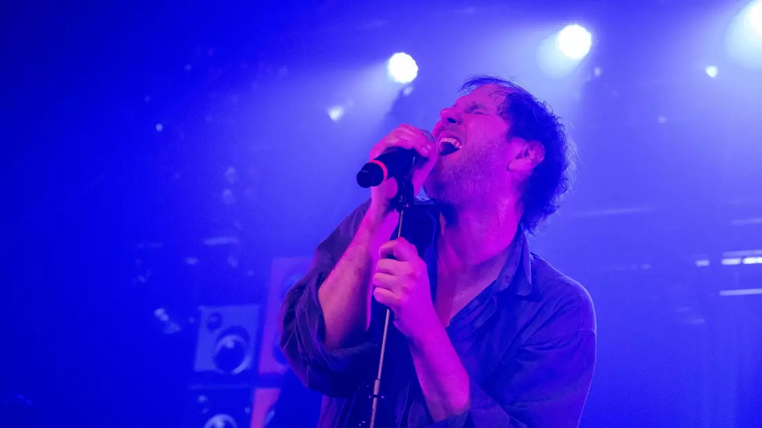 Sänger Marco Michael Wanda verlor kürzlich seinen Vater. Den Verlust verarbeitet er auch im neuen Album seiner Band. - Bild: Stefan Puchner/dpa